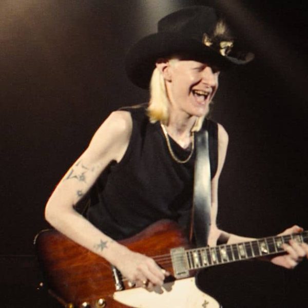 Johnny Winter’s Mastery in “Mississippi Blues” Live Performance