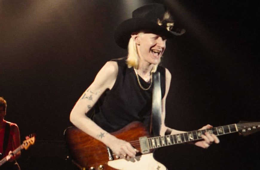 Johnny Winter’s Mastery in “Mississippi Blues” Live Performance