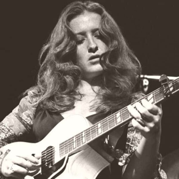 Bonnie Raitt – Angel from Montgomery – Live