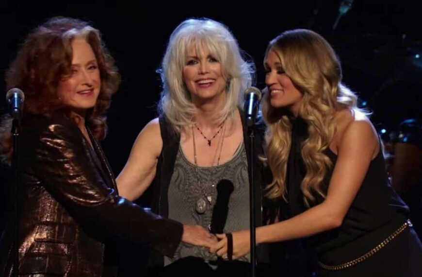 Bonnie Raitt, Emmylou Harris and Carrie Underwood Perform ‘Blue Bayou’ at the 2014 Rock & Roll Hall of Fame