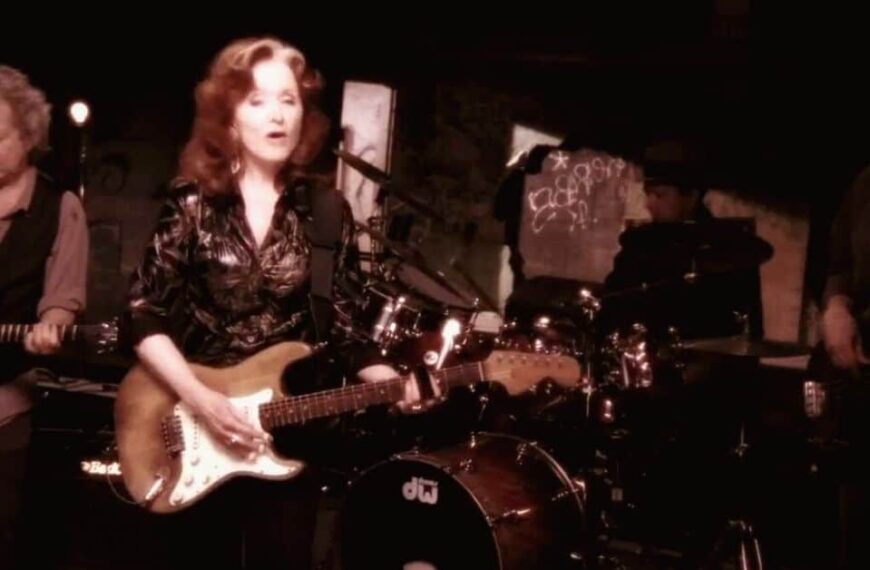 Bonnie Raitt – Right Down The Line (Official Music Video)