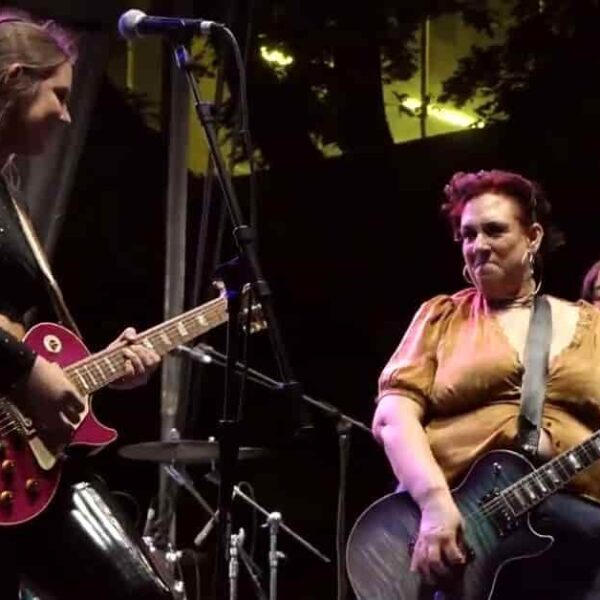 Joanna Connor, Ally Venable and Kara Grainger – Dust My Broom