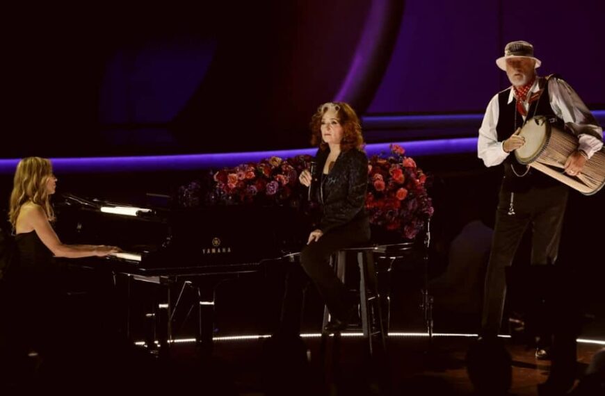 Bonnie Raitt, Sheryl Crow, and Mick Fleetwood – Songbird – Tribute to Christine McVie