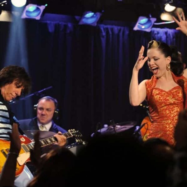 Jeff Beck and Imelda May – Walking in the Sand