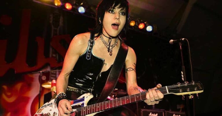 Joan Jett and the Blackhearts – I Hate Myself For Loving You