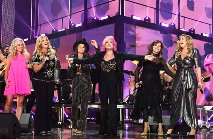 Tanya Tucker, Brandi Carlile and Trisha Yearwood – Delta Dawn