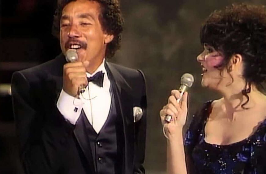 Linda Ronstadt and Smokey Robinson – Ooo Baby Baby and The Track Of My Tears