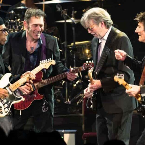 Eric Clapton and Ronnie Wood – Badge