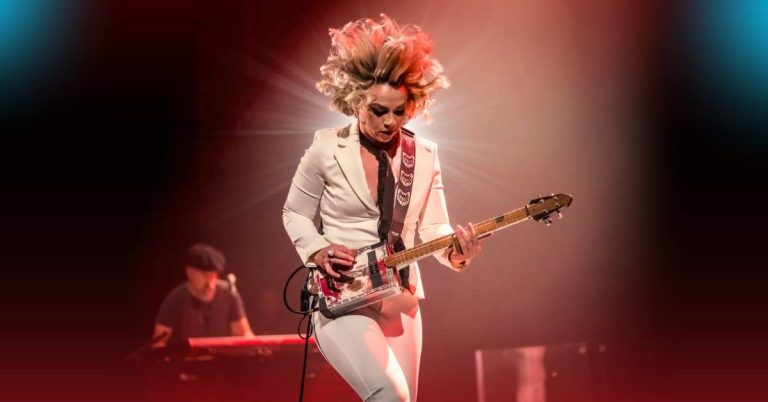 Samantha Fish performing Bulletproof live at Paris Le Trianon in 2025