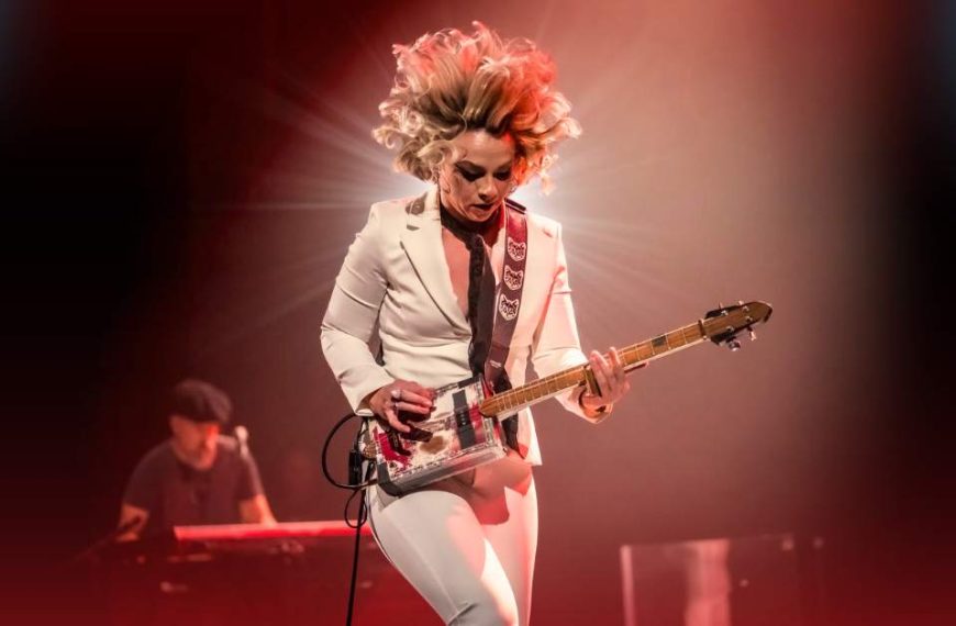 Samantha Fish performing Bulletproof live at Paris Le Trianon in 2025